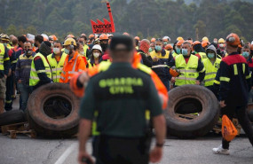 ep un guardia civil vigila la manifestacion del comite de empresa de alcoa tras el anuncio hace ep un guardia civil vigila la manifestacion del comite de empresa de alcoa tras el anuncio hace