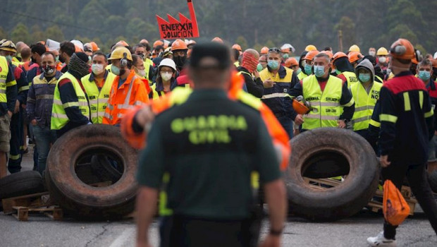 ep un guardia civil vigila la manifestacion del comite de empresa de alcoa tras el anuncio hace