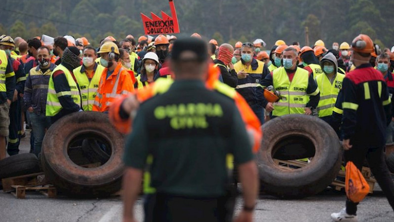 Un guardia civil vigila la manifestación del comité de empresa de Alcoa tras el anuncio hace cinco días del despido colectivo de hasta 534 trabajadores de los 610 de sus dos factorías en San Cibrao, concretamente a la planta que fabrica aluminio, en Ribad | Carlos Castro - Europa Press ep un guardia civil vigila la manifestacion del comite de empresa de alcoa tras el anuncio hace