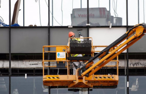 ep un obrero trabaja desde una grua en unas obras de madrid