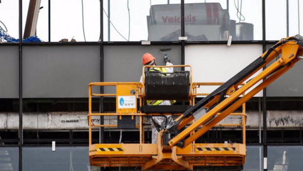 ep un obrero trabaja desde una grua en unas obras de madrid