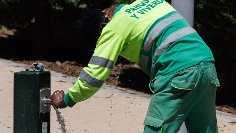 ep un trabajador coge agua en una fuente en el parque del manzanares a 11 de julio de 2023 en madrid ep un trabajador coge agua en una fuente en el parque del manzanares a 11 de julio de 2023 en madrid