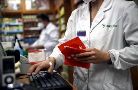 ep una farmaceutica registra antes de entregarla a un cliente una de las siete millones de