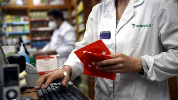 ep una farmaceutica registra antes de entregarla a un cliente una de las siete millones de