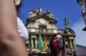 ep una joven con mascarilla en la plaza del consistorio en el momento en el que de celebrarse los