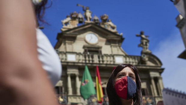 ep una joven con mascarilla en la plaza del consistorio en el momento en el que de celebrarse los