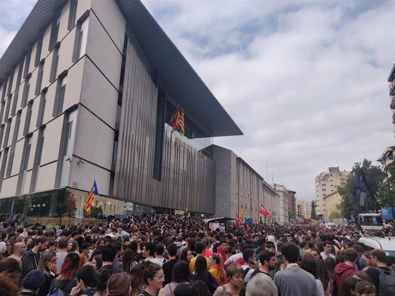 ep unos 6000 concentrados en girona ante la delegacion de la generalitat ep unos 6000 concentrados en girona ante la delegacion de la generalitat