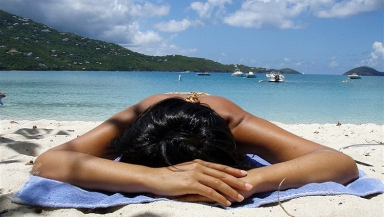 Una chica toma el sol en la playa | FLICKR/DANIEL LOBO - Archivo ep usar crema solar buscar sombrausar ropaprotegersesol reducenriesgocancerpiel