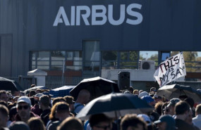 ep varias personas durante la cuarta jornada de huelga indefinida de empleados de airbus a 28 de
