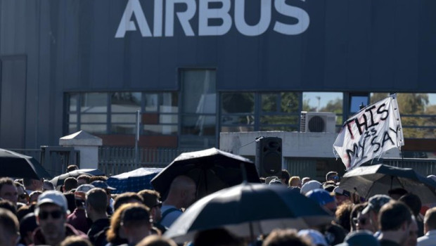 ep varias personas durante la cuarta jornada de huelga indefinida de empleados de airbus a 28 de