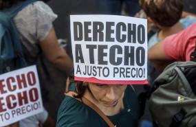 ep varias personas durante una manifestacion por el derecho a la vivienda este sabado en valencia