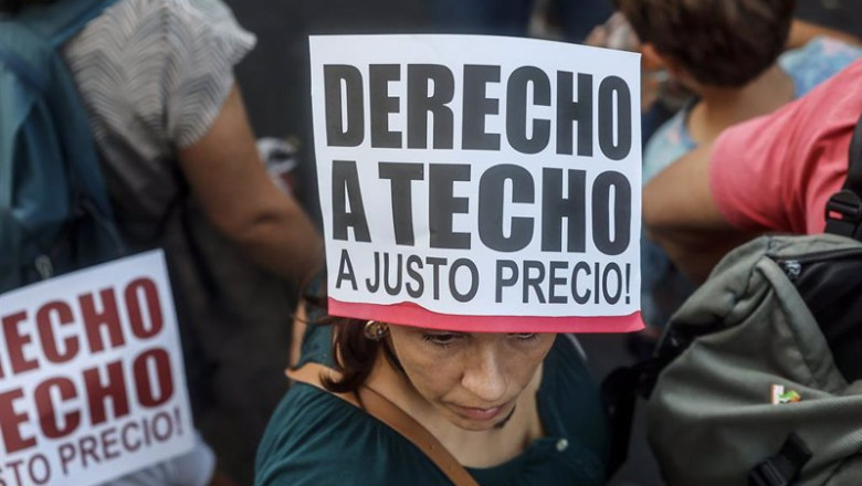 Varias personas durante una manifestación por el derecho a la vivienda este sábado en Valencia. | Rober Solsona - Europa Press ep varias personas durante una manifestacion por el derecho a la vivienda este sabado en valencia