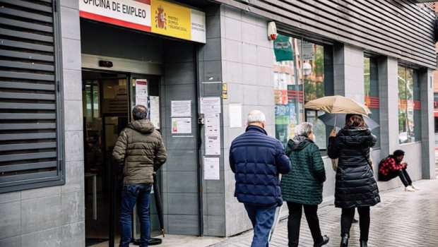 ep varias personas junto a una oficina de empleo