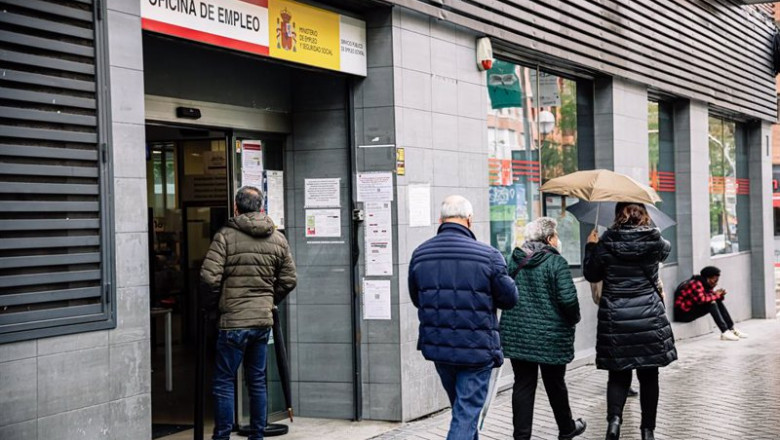 Varias personas junto a una oficina de empleo | Carlos Luján - Europa Press ep varias personas junto a una oficina de empleo