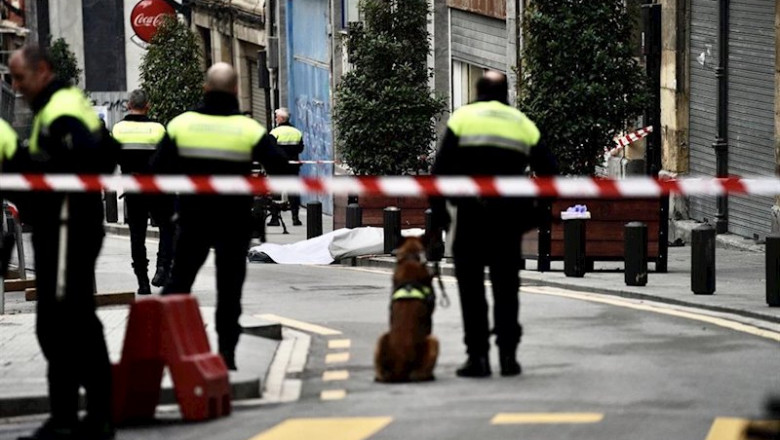 ep varios agentes de la policia ayudados por un perro policia investigan los hechos ocurridos tras ep varios agentes de la policia ayudados por un perro policia investigan los hechos ocurridos tras