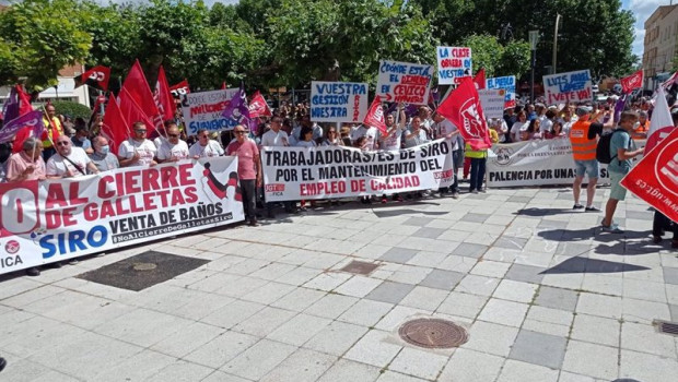 ep vecinos y trabajadores de la localidad palentina de venta de banos se concentran este domingo por
