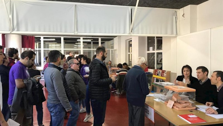Votaciones este 28 de abril para las elecciones generales, en la mesa electoral en Fontiñas en Santiago de Compostela. | EUROPA PRESS - Archivo ep votaciones este 28 de abril para las elecciones generales en la mesa electoral en fontinas en