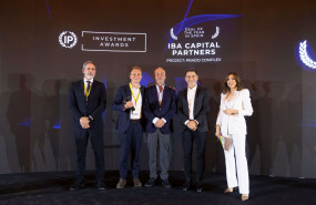 jesus valderrama y thierry julienne co fundadores de iba capital partners recibiendo uno de sus premios 20260506160317 