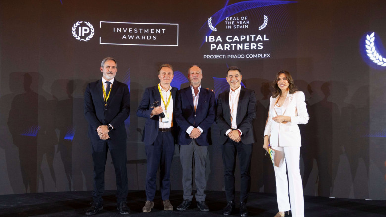 jesus valderrama y thierry julienne co fundadores de iba capital partners recibiendo uno de sus premios 20260506160317 