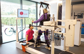 neurofisioterapeuta de lescer emeis y paciente en una maquina lokomat 20260409192416 