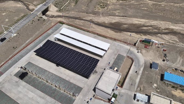 ep aiko solar implementa sus modulos en la estacion de recarga solar mas alta del mundo