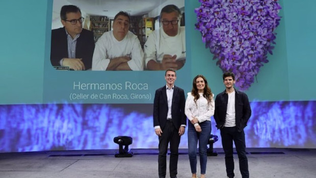 ep alberto cano director de pymes de bbva en espana junto a los hermanos roca y dos ganadores de la