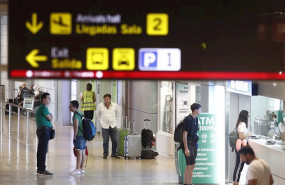 ep algunos turistas esperan a ser atendidos en un puesto de cambio de moneda en el aeropuerto adolfo