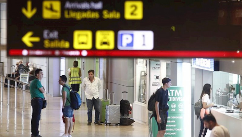 ep algunos turistas esperan a ser atendidos en un puesto de cambio de moneda en el aeropuerto adolfo