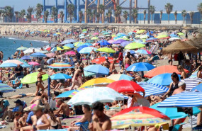 ep archivo   banistas y turistas disfrutan de un dia en la playa de la malagueta 05 de agosto 2021