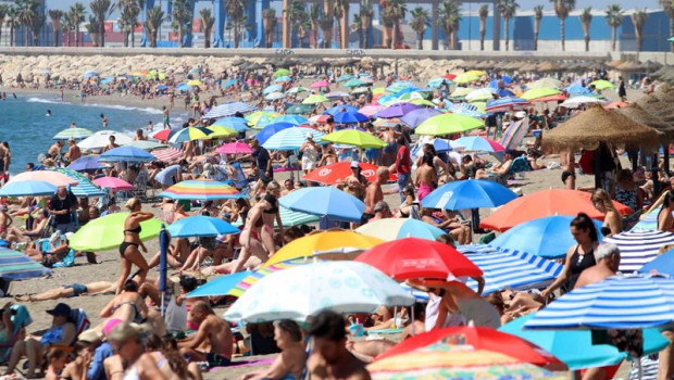 ep archivo   banistas y turistas disfrutan de un dia en la playa de la malagueta 05 de agosto 2021