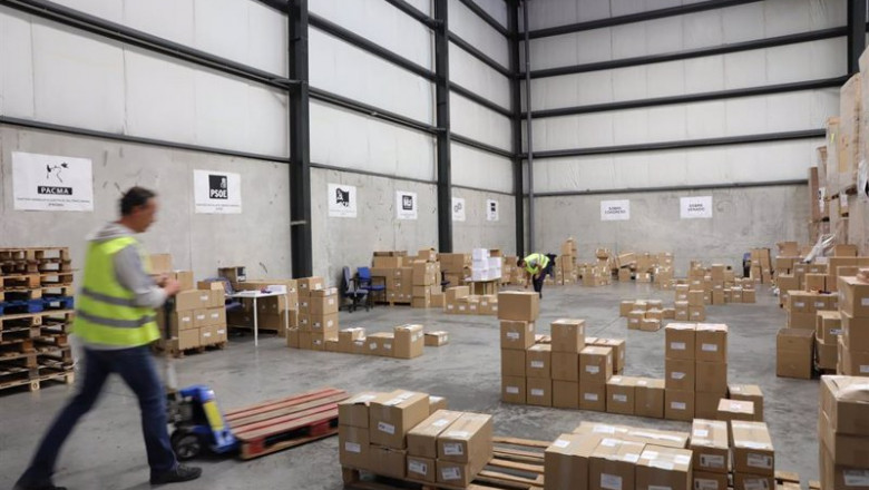 Archivo - Cajas y un mozo de almacén en el centro logístico de las póximas elecciones generales del 10N en Alcalá de Henares (Madrid), a 31 de octubre de 2019. | Jesús Hellín - Europa Press - Archivo ep archivo cajas y un mozo de almacen en el centro logistico de las poximas elecciones generales