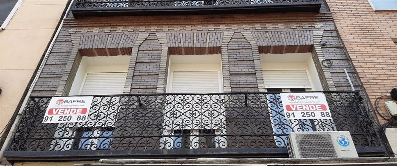 ep archivo cartel de se vende en el balcon de un piso de un edificio de madrid en una imagen de ep archivo cartel de se vende en el balcon de un piso de un edificio de madrid en una imagen de