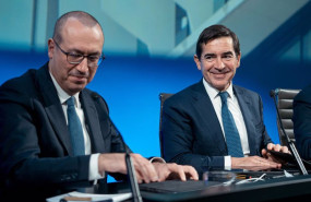 ep archivo   el consejero delegado de bbva onur gen i y su presidente carlos torres vila d durante