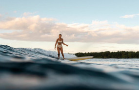 ep archivo   imagen de una mujer haciendo surf