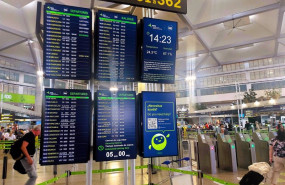 ep archivo   pantallas de informacion al pasajero en el aeropuerto de malaga costa del sol 1