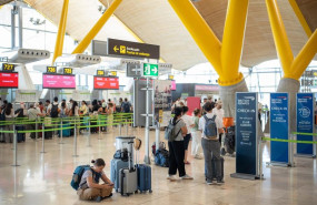 ep archivo   pasajeros esperan colas para facturar en el aeropuerto adolfo suarez madrid barajas a