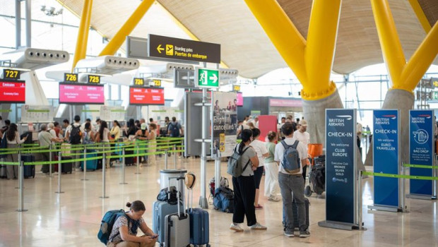 ep archivo   pasajeros esperan colas para facturar en el aeropuerto adolfo suarez madrid barajas a