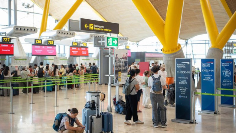 ep archivo pasajeros esperan colas para facturar en el aeropuerto adolfo suarez madrid barajas a ep archivo pasajeros esperan colas para facturar en el aeropuerto adolfo suarez madrid barajas a