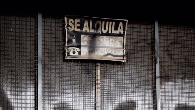 ep archivo   un cartel anuncia un alquiler