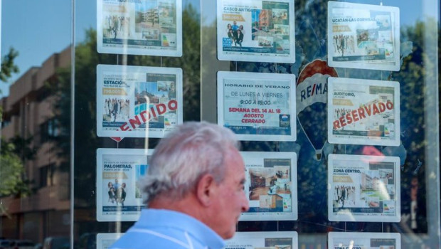 ep archivo   un hombre camina frente a un escaparate de anuncios de viviendas a 4 de agosto de 2023