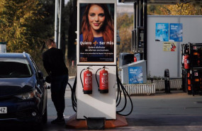 ep archivo   un hombre reposta combustible en una gasolinera