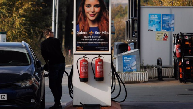 ep archivo   un hombre reposta combustible en una gasolinera