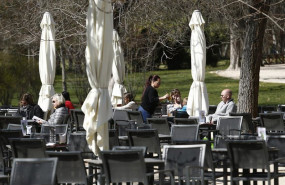 ep archivo una camarera sirviendo mesas en una terraza de madrid ep archivo una camarera sirviendo mesas en una terraza de madrid