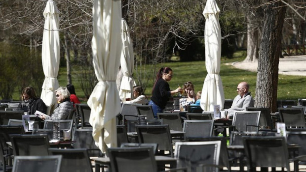 ep archivo   una camarera sirviendo mesas en una terraza de madrid