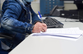 ep archivo   una empleada en una oficina