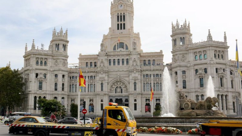 ep archivo una grua pasa por el palacio de cibeles durante una protesta por la uberizacion del ep archivo una grua pasa por el palacio de cibeles durante una protesta por la uberizacion del