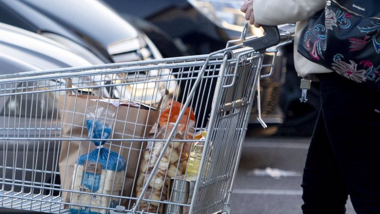 ep archivo una mujer sale de un supermercado con un carro de la compra en mejorada del campo ep archivo una mujer sale de un supermercado con un carro de la compra en mejorada del campo
