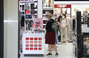 ep archivo   varias personas en una perfumeria