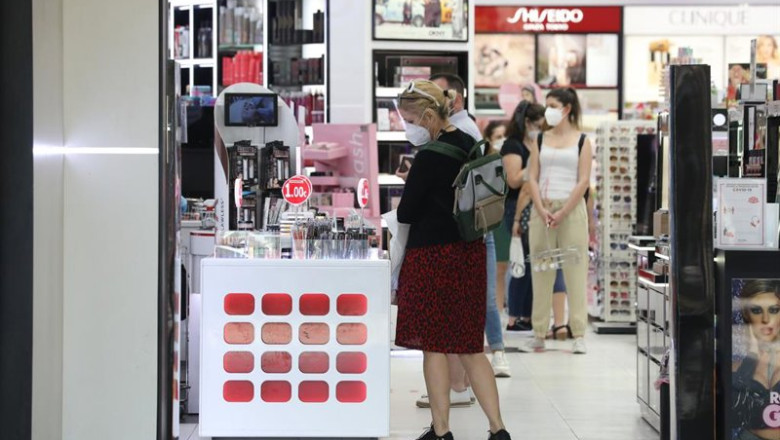 ep archivo   varias personas en una perfumeria