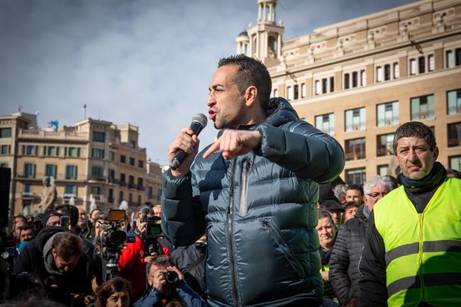 Asamblea de taxistas en la Plaza de Catalunya tras la solución intermedia para s | David Zorrakino - Europa Press ep asambleataxistasla plazacatalunyala solucion intermedias